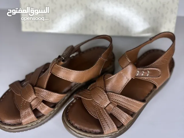 صندل نسائي جديد غير مستعمل، جلد طبيعي 100%، نعل داخلي وكعب مريحين للغاية، متوفر بمقاسات 36