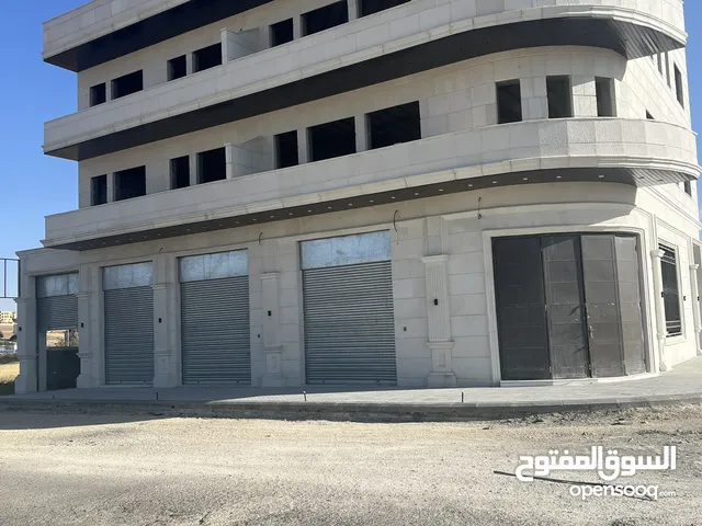 مجمع تجاري للبيع وللإيجار في أجمل أماكن على طريق المطار مقابل جامعة الشرق الأوسط