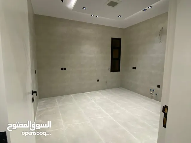 شقه للايجار السنوي الرياض حي القادسيه ثلاث غرف وصالة ومطبخ وحمامين