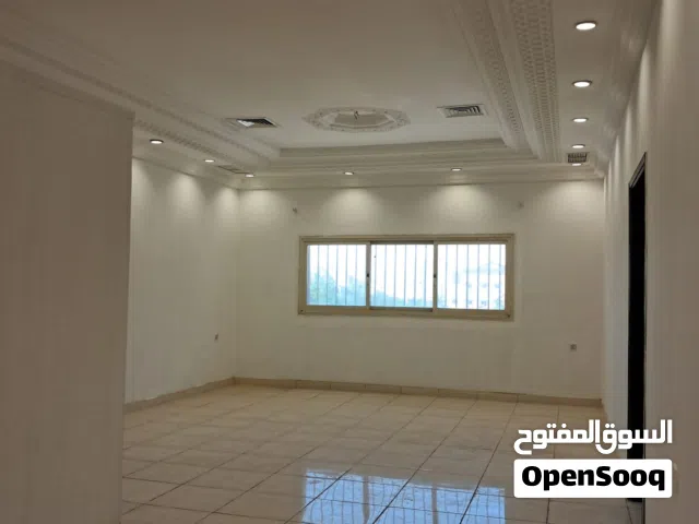 للإيجار شقة في الفروانية 4 غرف نوم و 2 حمام