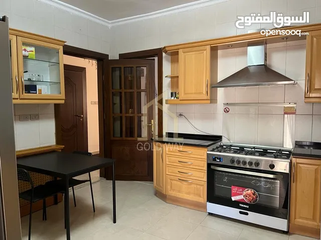 في أرقى مناطق عبدون شقة طابق ثالث 210م لم تسكن بسعر مميز / ref 7050