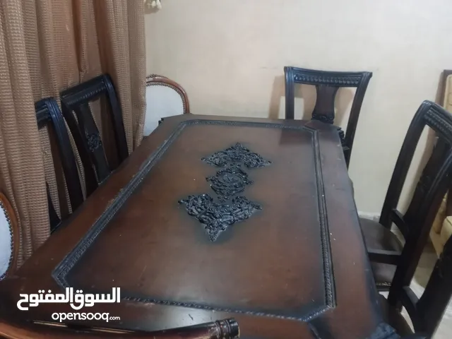 اثاث كامل بحاله ممتازه للبيع في منطقه السلط يتكون من طاولتين سفره وطقم كنب وكورنر وطاوله وسط