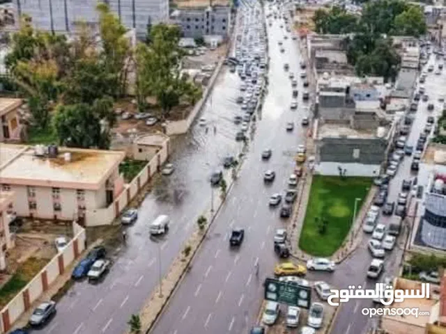 أرض تجارية للبيع واجهتين -رئيسي عين زارة قرب خمسة شوارع موقع تجاري ممتاز- تحتوى على 3 سرانتيات وشقق