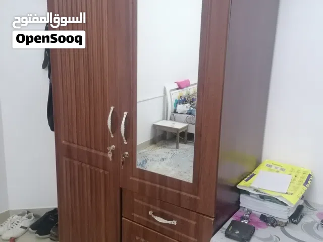خزانة ملابس مستعملة قليلا (شبه جديدة)