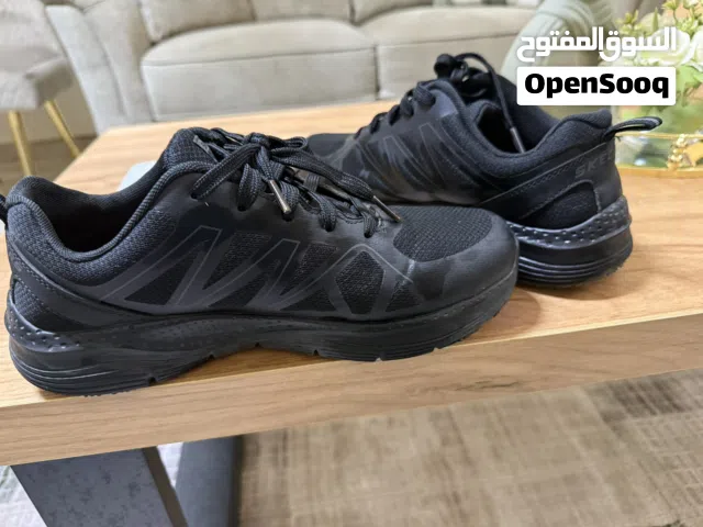 حذاء ستكيتشرز بحالة جديدة لبس مرتين سبب البيع مقاس كبير