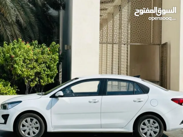 كيا ريو 2022 للبيع في الرياض اللون أبيض لوحة رقم ر ح ع 2517