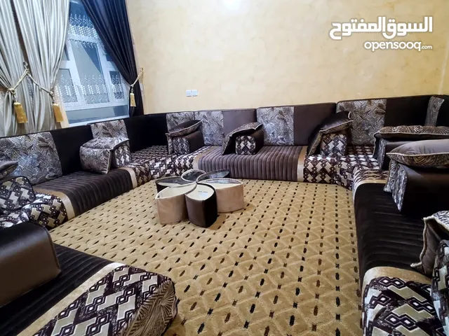 المجالس العربيه والغربيه بجميع الموديلات وكنب عادي وجلسات انتريه وكذالك غرف نوم جاهزه وتفصيل
