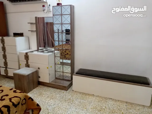 غرفة نوم مع تخم قنفات