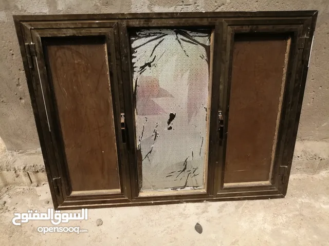 شباك المنيوم نظيف جدا