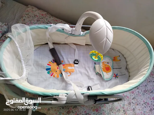 سرير بيبي مع هزاز