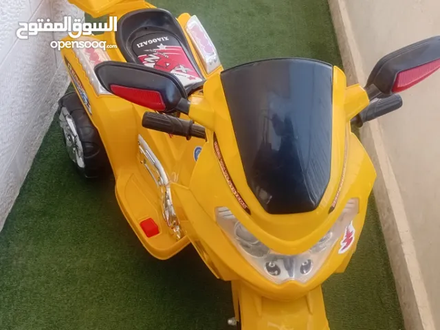 سيارة أطفال مستعملة شبه جديدة