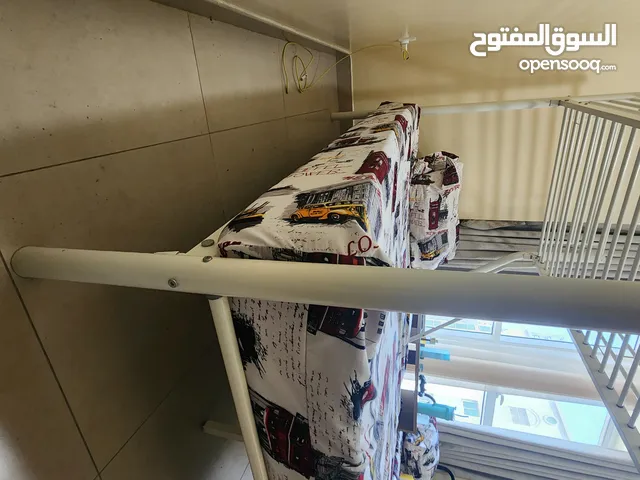 سرير من طابقين وطاولة سفره