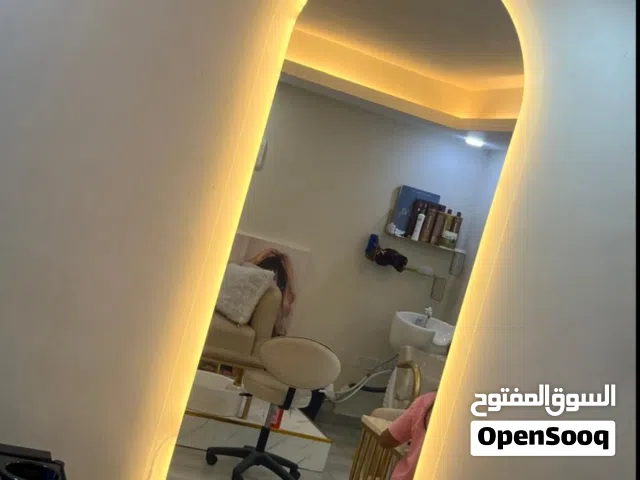 مرايه ثقيله مع اضاءه وخزانه خشب هاي جلوس مع اضاءه