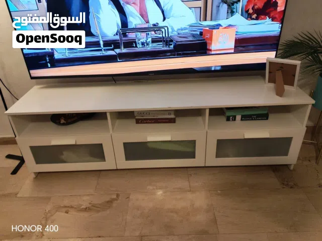 طاولة تلفاز من إيكيا بحالة ممتازة للبيع