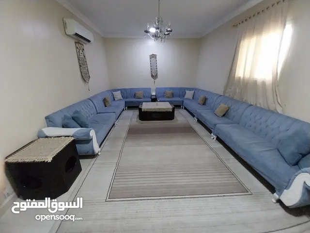 طقم كنب + طاولتين للبيع قابل للتفاوض