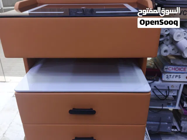 خزائن مستلزمات شخصيه مصنوعه من خشب صنوبر ملبس جلد تحتوي شاحن هاتف وخزنه بالوان متعدده اسود ابيض