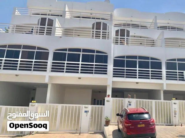 Villa for rent in Al Qurum in a compound/فيلا للايجار في مجمع سكني في القرم
