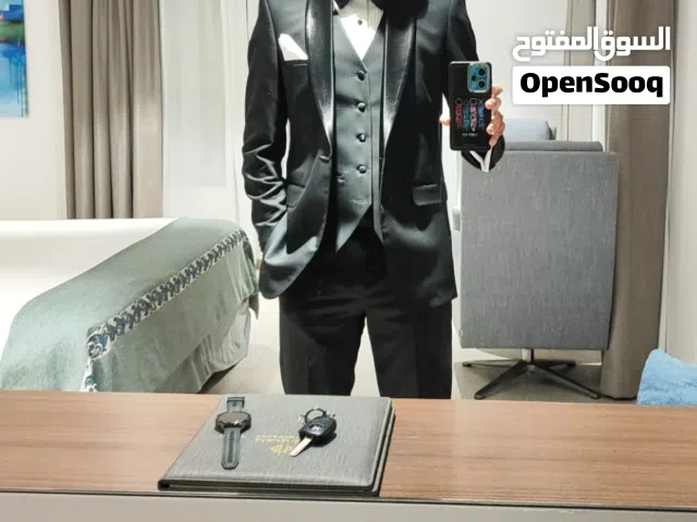 سوت اسود مع قميص و بنطلون و جوتي
