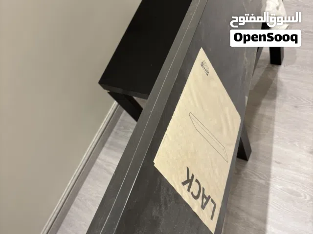 رف من ايكيا اللون اسود بتغليف المعرض