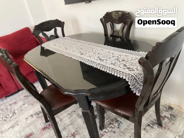 طاولة سفرة بلوط فخمة مع 4 كراسي — بحالة الوكالة