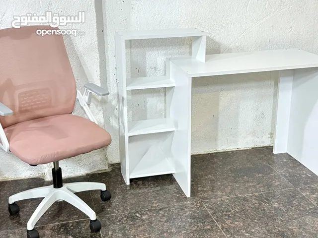 للبيع مكتب+كرسي بحالة ممتازه ونظيف جداً