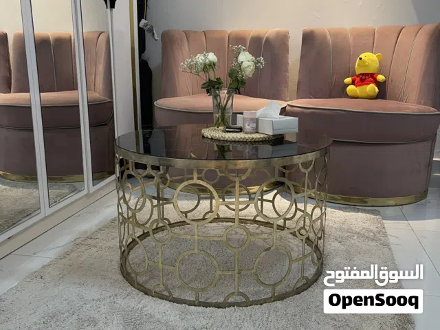 جلسة عبارة عن كرسيين و طاولة