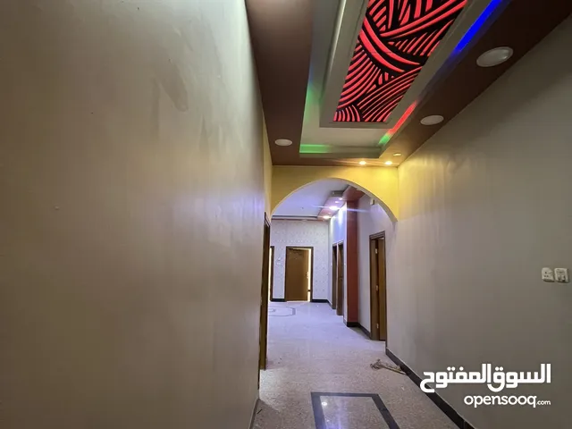 بيت طابقين في حي الجامعة للبيع