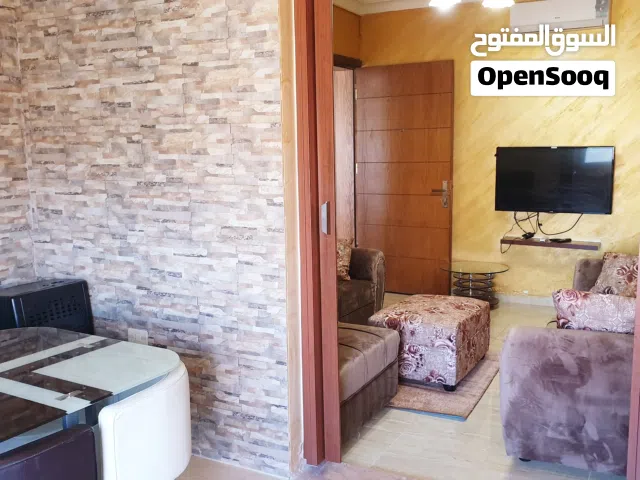 شقه مكون من غرفه نوم وصالتين وحده معيشه والثانيه مع المطبخ من المالك ، موقع بقرب الخدمات