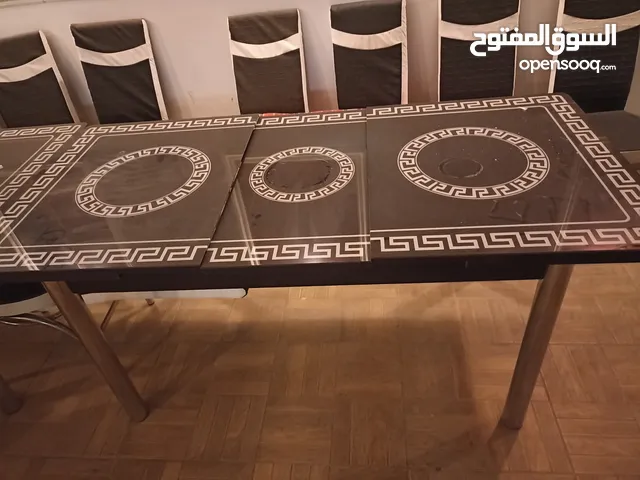 طاولة اكل نظيفه