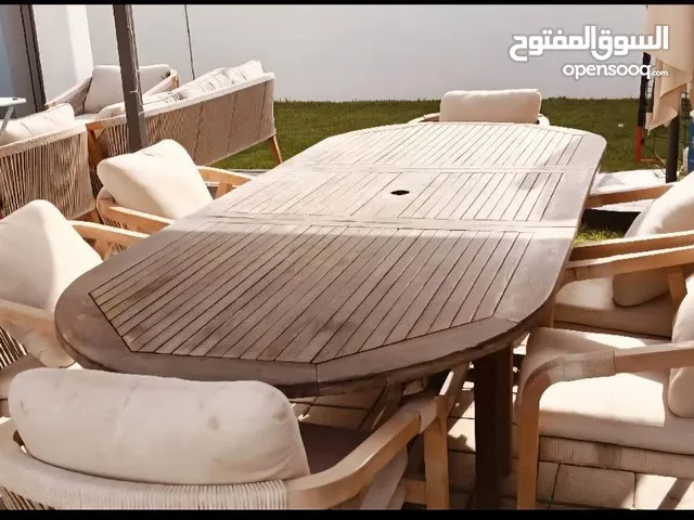 طاولة حديقة مع 6 كراسي نظيفة ( العرض 1 متر و الطول 2،5 متر )
