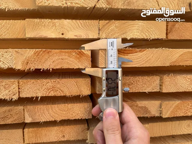 خشب بناء احمر مقاس 17*75/95*3000-6000ملى جاهز للشحن الى ميناء بورت سودان