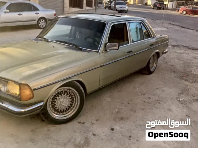 1982, مرسيدس بنز, الفئة-E, E 200