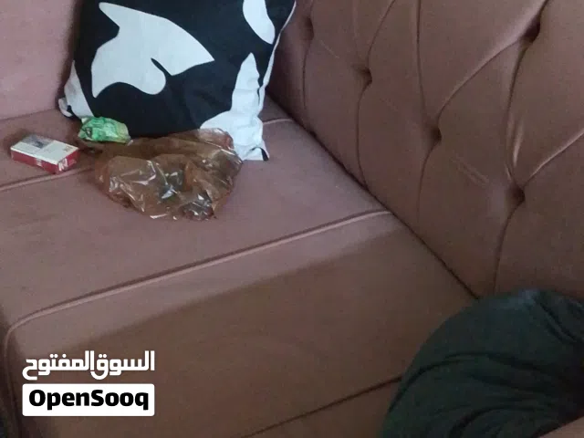 طقم كورنر للبيع مع الطاولات والبرادي عدد ثلاث تفصيل وكرسين لون بني وطربيزات ثنتين