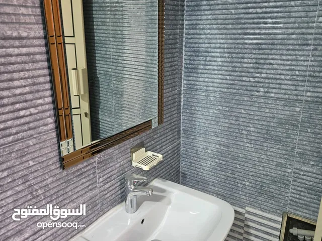منظرة مع مغسلة حمام بحالة ممتازة جدا السعر