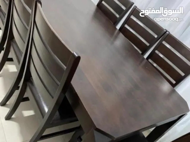 طاولة سفر 8 كراسي قاعدتهم جلد مستعمله بحالة الجديد