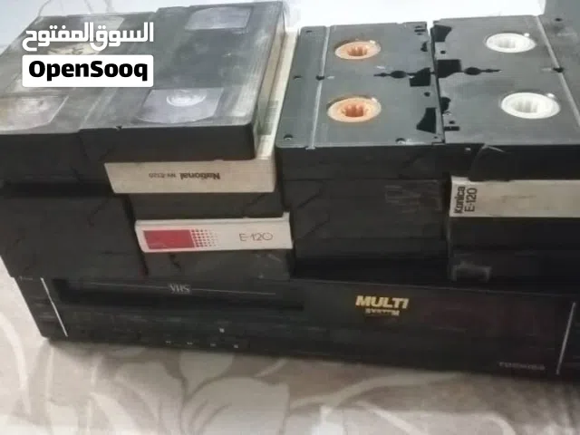 1-جهاز جرامافون (مشغل أقراص) وكاسيت كلاسيكي نادراً للبيع 2-جهاز فيديو Toshiba (Multi System) مع مجمو