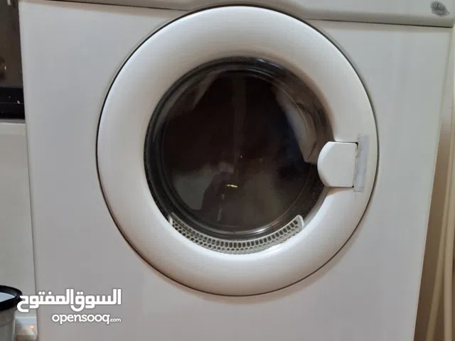 نشافه فريجيدير لون أبيض