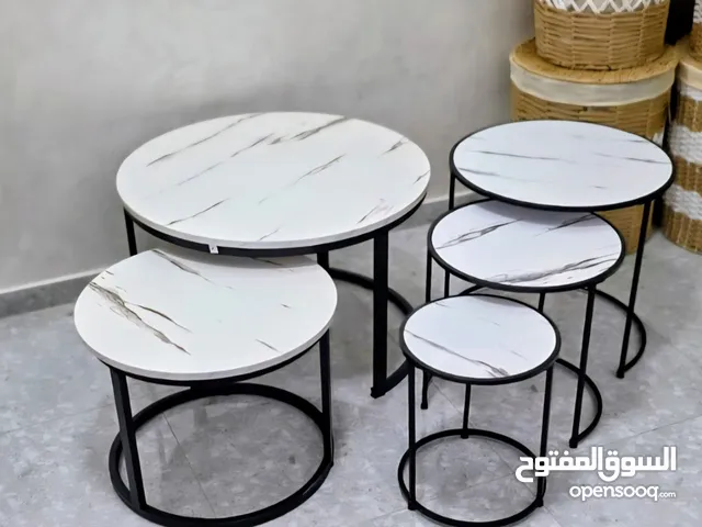 طاولات مودرن متداخلة عملية وأنيقة  متوفرة بعدة تصاميم عصرية:خشب طبيعي بنقشة باركيه مميزة