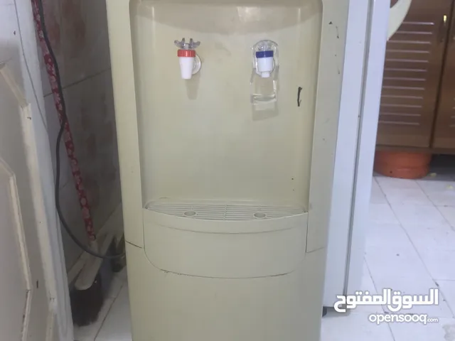براده مياه نظيفة صنبور ماء الحار مكسور كما موضح بالصور