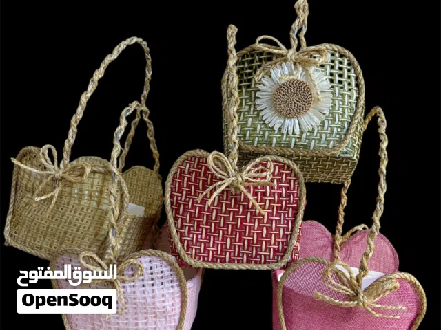 Fresh and artificial flowers, gifts and crafts