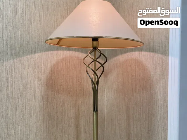 أباجورة أرضية ستايل كلاسيكي بلون ذهبي معتّق مع تصميم معدني أنيق وإضاءة دافئة هادئة لزاويه الغرفه