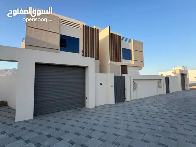 فلتين راقية للبيع في مرتفعات العامرات الرابعه قريب جميع الخدمات فرصة ذهبية