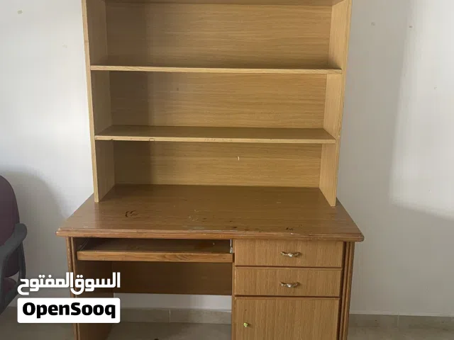 مكتب مع ارفف بحالة جيدة جدا للبيع