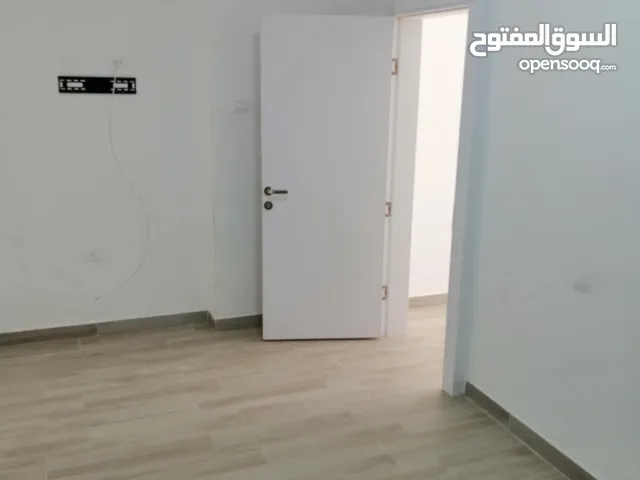 شقة ارضيه نشاط خدمي مكاتب او غيره للإيجار في حي الأندلس شارع البريد 2500