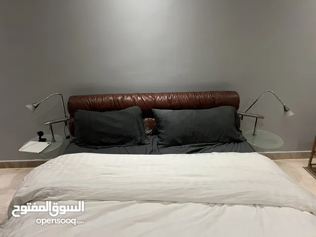 سرير كينغ سايز 180×200 مع لوح جلد وطاولات جانبية + فرشة طبية