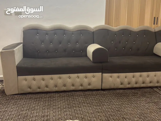 طقم كنب 18 مقعد للبيع مع طاولة كبيرة وطاولة وسط وخمسة طربيزات