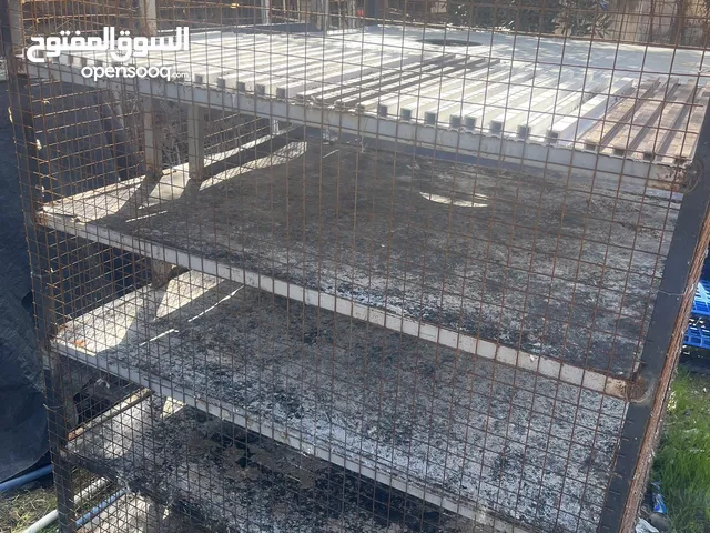 صندوق جاج خمس طوابق طول 160 وعرض 160 وعمق 134 صندوق تفصيل وحديد ثقيل يعني متعوب عليه لصندوق