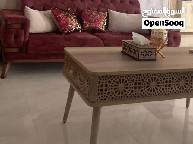 انتريه استعمال بسيط خشب زان وقماش بحالة ممتازة الطقم عبارة عن كنبة ثلاثية  كنبة ثانئية . كنبة ثنائية