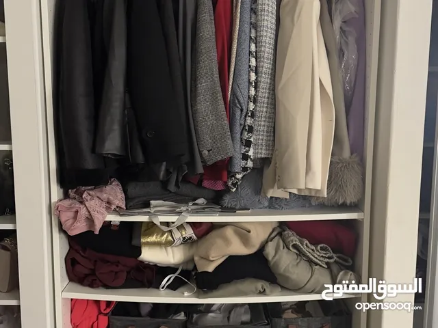 خزائن ملابس و خزانه اخدية و ادراج و تواليت مستعملة بحالة جيدة جدا