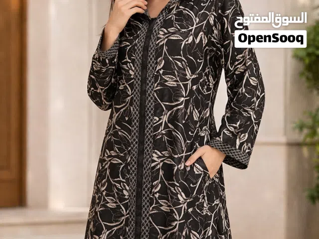 عباية مع قبعة باللون الأسود بنقشة أوراق أنيقة مع تطريز يدوي و خرز مقاس L